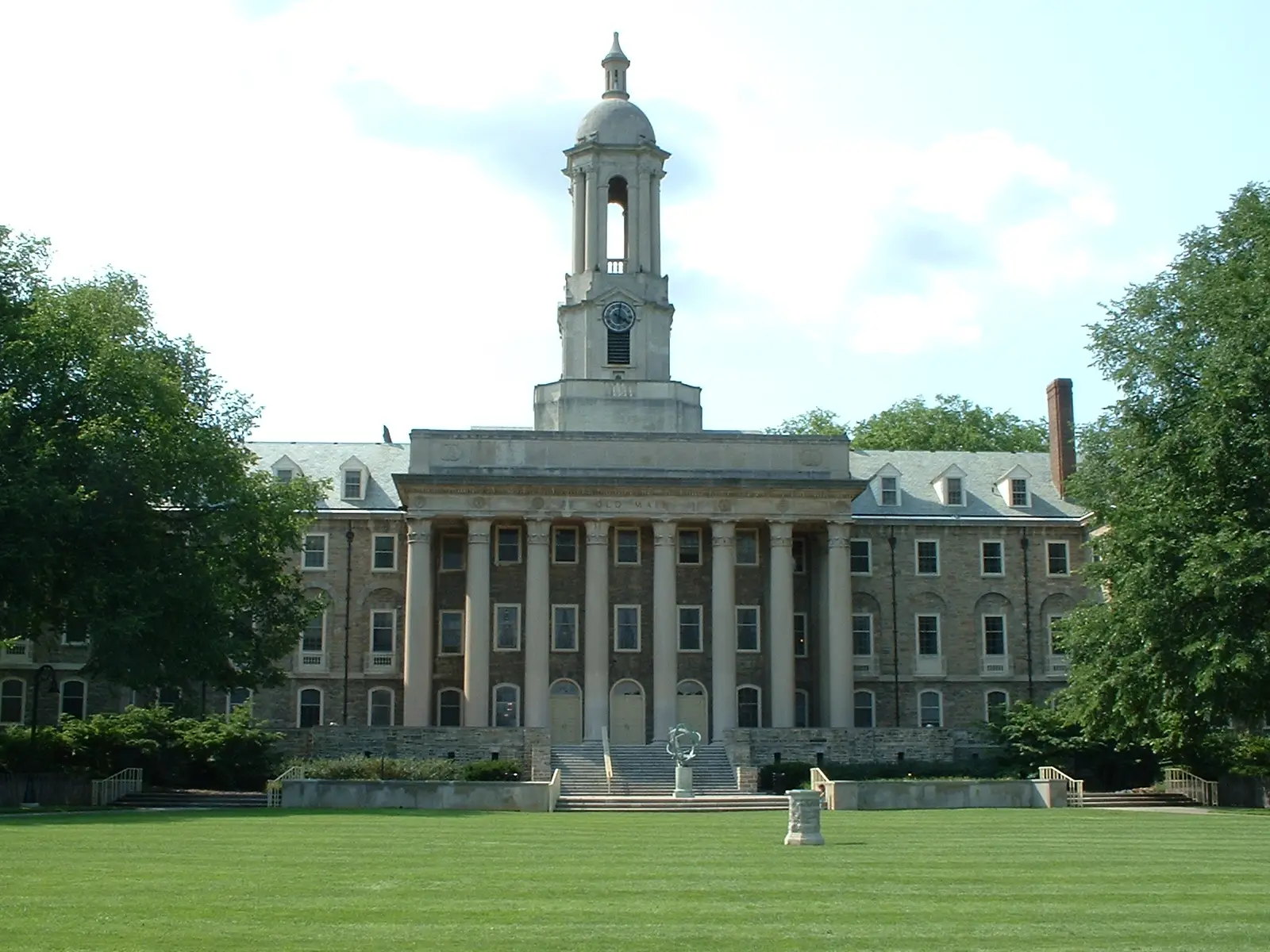 The Pennsylvania State University campus — Main entrance of Old Main , at Penn State University in University Park , Pennsylvania .